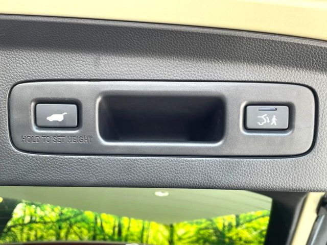 【パワーバックドア】スマートキーや運転席のボタンを押すだけでリアゲートが自動で開閉します!荷物を持っている時や、高い位置にあるバックドアを閉める際に便利な機能です♪