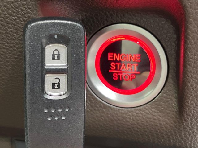 �yHonda�X�}�[�g�L�[�z�J�o����|�P�b�g�ɓ��ꂽ�܂܂ł��h�A�̎{���E�������\�ȃX�}�[�g�L�[�𑕔��B�G���W���̃I���E�I�t�����J�M�����o���K�v����������Ƃ��Ă��֗��ł���