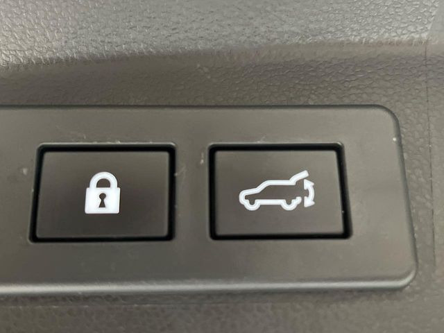 【パワーバックドア】スマートキーや運転席のボタンを押すだけでリアゲートが自動で開閉します!荷物を持っている時や、高い位置にあるバックドアを閉める際に便利な機能です♪