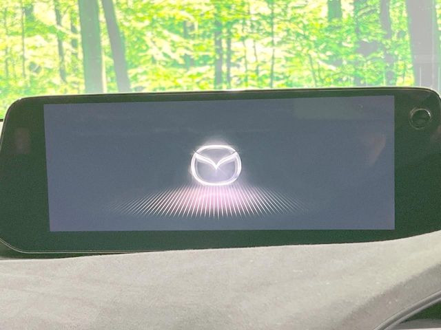 【10.25インチマツダコネクト】車内の雰囲気にマッチした大型ディスプレイ。スマホ接続でのナビ使用やBluetooth再生等、様々な機能が楽しめます。直感的なダイヤル操作が可能で、使い勝手も良好です。