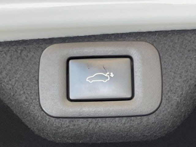 【パワートランクリッド】スマートキーや運転席のボタンを押すだけでリアゲートが自動で閉まります!荷物を持っている時や、高い位置にあるバックドアを閉める際に便利な機能です♪