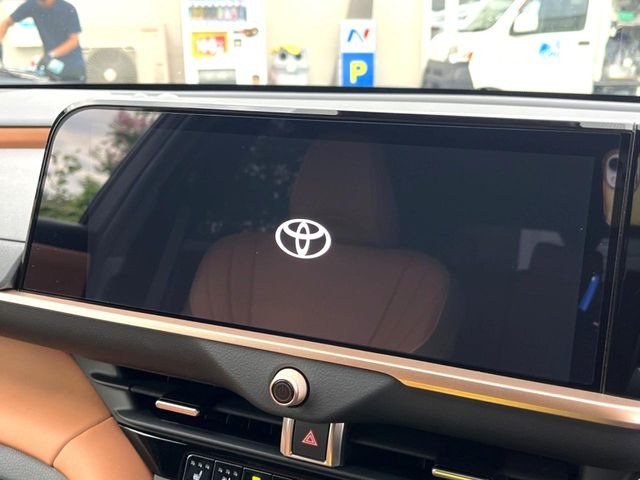 【12.3インチワイドナビ】高級感とインパクトのある大型ワイドナビを装備。各種オーディオ操作はもちろん、横長ワイド画面でのマップ2分割表示など、利便性も高いナビです♪