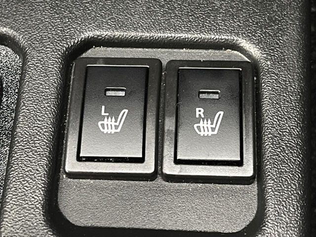 【シートヒーター】寒い日に重宝するシートヒーター!エアコンより早く温まってくれるので寒がりの人も安心ですね♪エアコンの温風は乾燥するから苦手、という方にもをおすすめです。