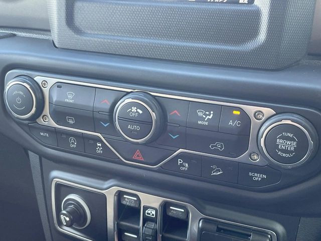 ●デュアルオートエアコン:運転席・助手席それぞれで温度設定が可能な独立式オートエアコンを標準装備しております!
