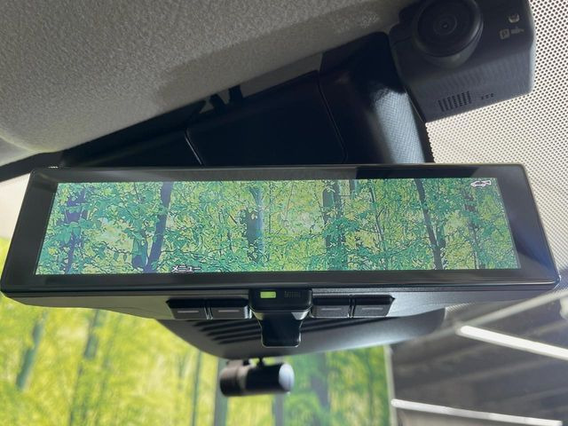 【インテリジェントルームミラー】後席の大きな荷物や同乗者で後方が確認しづらい時でも安心!カメラが撮影した車両後方の映像をルームミラー内に表示。クリアな視界で状況の確認が可能です!