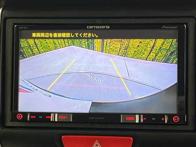 【バックカメラ】駐車時に後方がリアルタイム映像で確認できます。大型商業施設や立体駐車場での駐車時や、夜間のバック時に大活躍!運転スキルに関わらず、今や必須となった装備のひとつです!