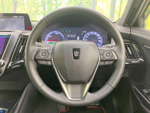 �C���e���A�ɍ��킹���f�U�C���̃X�e�A�����O�́A�^�]�������̂��Ƃ��l���A�^�]���₷���`��A�傫���ł��B�����x�A���ۂɐG���Ă��m���߂��������B