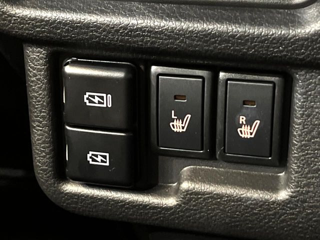 【シートヒーター】寒い日に重宝するシートヒーター!エアコンより早く温まってくれるので寒がりの人も安心ですね♪エアコンの温風は乾燥するから苦手、という方にもをおすすめです。