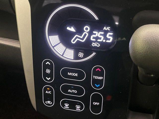 【オートエアコン】一度お好みの温度に設定すれば、車内の温度を検知し風量や温度を自動で調整。暑い&hellip;寒い&hellip;と何度もスイッチ操作をする必要はありません。快適な車内空間には必須の機能ですね♪
