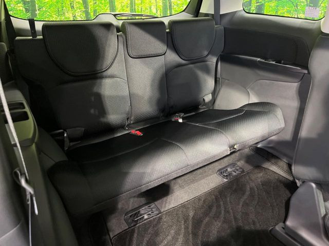 床下収納式のサードシートです。座席部分をコンパクトに収納でき、広大な荷室スペースとしてお使いいただけます!乗車人数や荷物の量など利用シーンに合わせて3列目を有効活用でき、とっても便利♪
