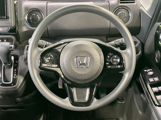 【ステアリングスイッチ】運転中、前方から目線をそらすことなく、オーディオ等の操作が可能な便利機能!安心&快適なドライブを演出してくれます♪