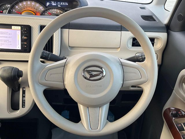 インテリアに合わせたデザインのステアリングは、運転される方のことも考え、運転しやすい形状、大きさです。是非一度、実際に触ってお確かめください。