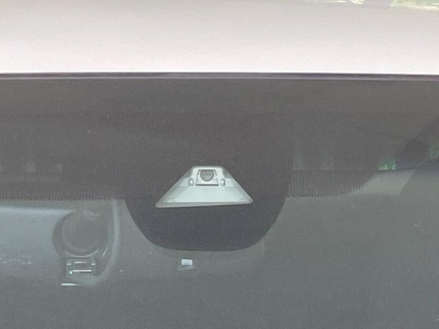 【ホンダセンシング】走行中に前方の車両等を認識し、衝突しそうな時は警報とブレーキで衝突回避と被害軽減をアシスト。より安全にドライブをお楽しみいただけます。