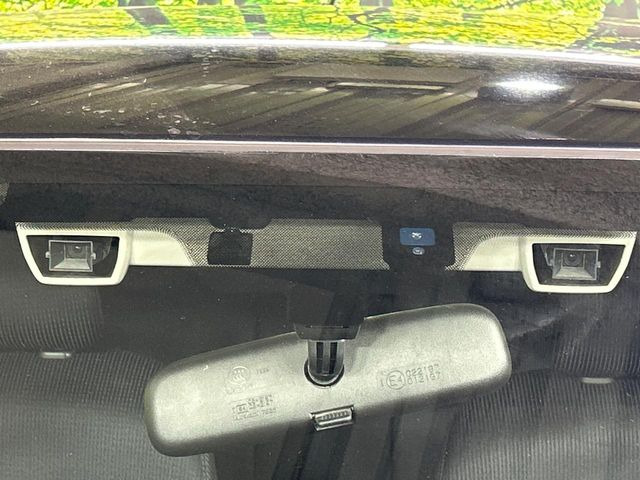 【アイサイトVer2】前方の車両等を検知し、衝突しそうな時は警報で注意を促し、ブレーキを踏む力をサポート。ブレーキを踏めなかった場合は衝突被害軽減ブレーキが作動、衝突回避をサポートします。