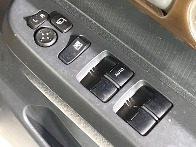 【電動格納ミラー】サイドミラーは電動格納式となっており、狭い駐車場でもキズがつくリスクを抑えられます。