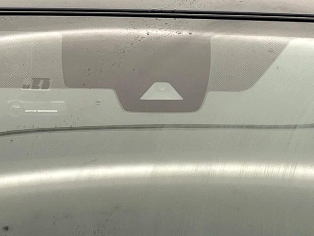 【インテリジェントエマージェンシーブレーキ】フロントカメラで前方の車両や歩行者を検知。衝突しそうな時は衝突被害軽減ブレーキが作動、衝突回避をサポート。より安全にドライブをお楽しみいただけます。
