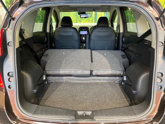 後席を格納すると、これだけの広さが!シーンに合わせたシートアレンジで、大きな荷物も積むことが出来ます♪