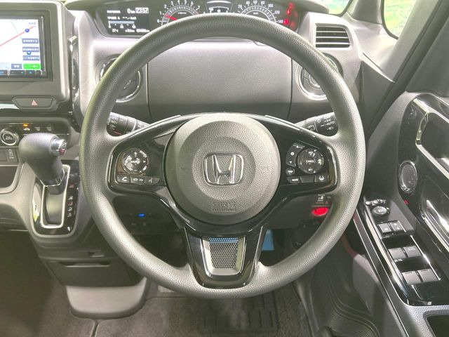 インテリアに合わせたデザインのステアリングは、運転される方のことも考え、運転しやすい形状、大きさです。是非一度、実際に触ってお確かめください。