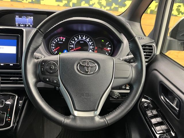 【純正革巻きステアリング】上質な革を使用することで、手にしっかり馴染みとても運転しやすいハンドルです♪