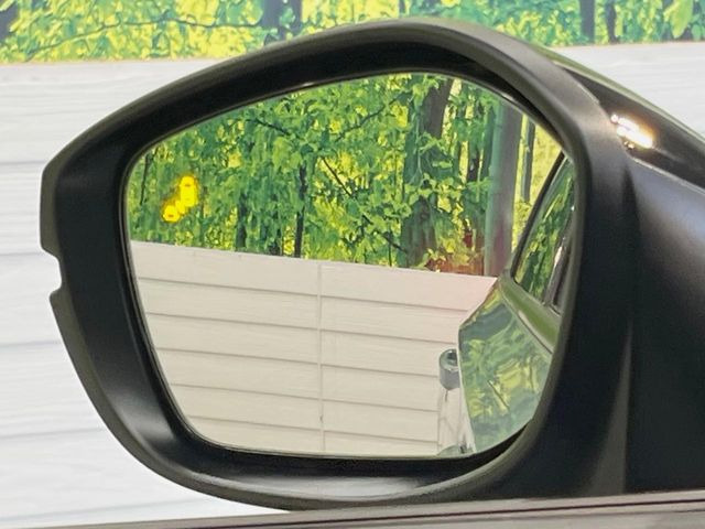 【ブラインドスポットインフォメーション】走行中、ドアミラーの死角になりやすい箇所に後続車が接近するとサイドミラー付近に警告を表示、ドライバーに注意喚起をしてくれます。