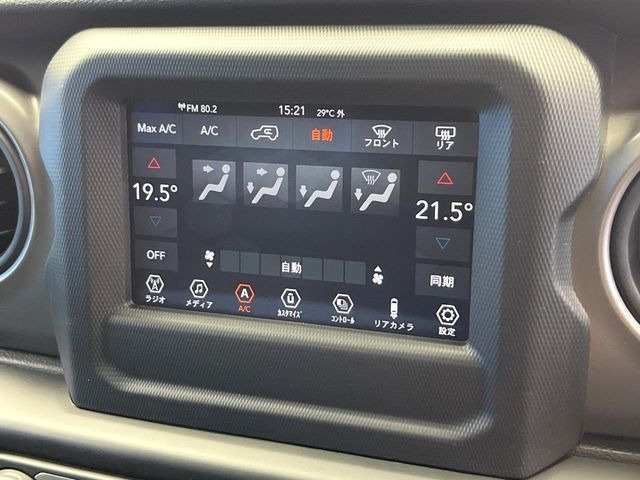 ●デュアルオートエアコン:運転席・助手席それぞれで温度設定が可能な独立式オートエアコンを標準装備しております!