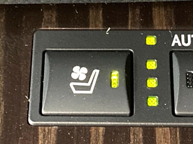 【シートヒーター&ベンチレーション】夏場は涼しい風でお尻や背中の熱やムレを防ぎ、冬はエアコンよりも早く温まってポカポカに!季節を問わず快適に過ごせます。