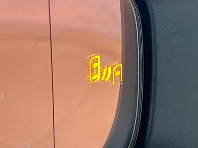 【ブラインドスポットモニター】走行中、ドアミラーの死角になりやすい箇所に後続車が接近するとサイドミラーのレンズに警告を表示!ドライバーに注意喚起をしてくれます。