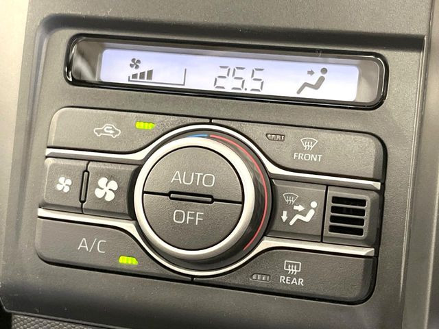 【オートエアコン】一度お好みの温度に設定すれば、車内の温度を検知し風量や温度を自動で調整。暑い&hellip;寒い&hellip;と何度もスイッチ操作をする必要はありません。快適な車内空間には必須の機能ですね♪