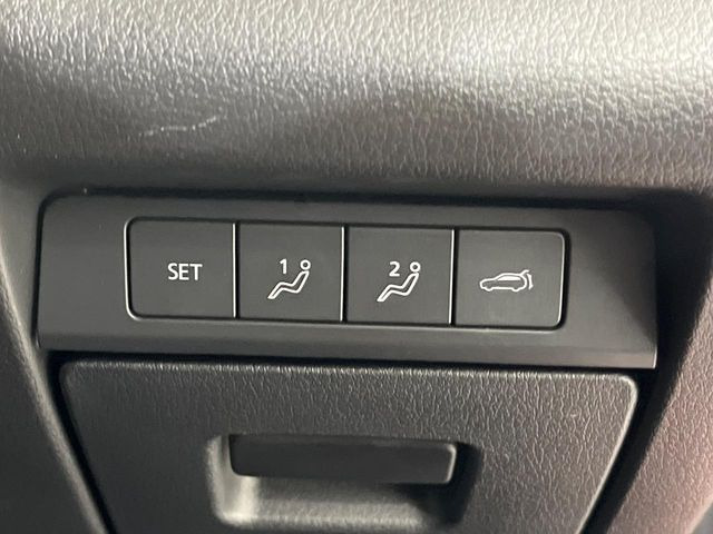 【メモリー機能付きパワーシート】ドライバーごとに設定したシート位置を記憶して、ボタン一つで切り替えできる便利な機能!運転する方が複数名いらっしゃるご家庭におすすめです♪