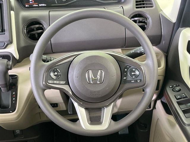 インテリアに合わせたデザインのステアリングは、運転される方のことも考え、運転しやすい形状、大きさです。是非一度、実際に触ってお確かめください。