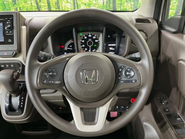 �C���e���A�ɍ��킹���f�U�C���̃X�e�A�����O�́A�^�]�������̂��Ƃ��l���A�^�]���₷���`��A�傫���ł��B�����x�A���ۂɐG���Ă��m���߂��������B