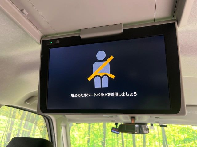 【12.1インチフリップダウンモニター】大画面モニターで後席でもエンタメをお楽しみいただけます。小さなお子様にも大人気の装備です♪