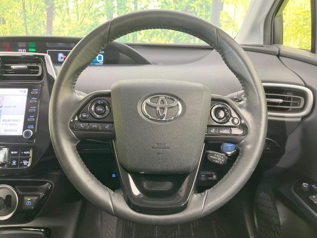 インテリアに合わせたデザインのステアリングは、運転される方のことも考え、運転しやすい形状、大きさです。是非一度、実際に触ってお確かめください。