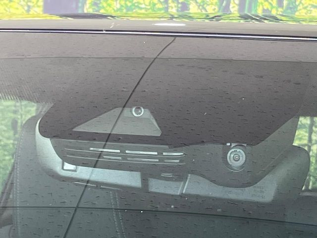 【トヨタセーフティセンス】走行中に前方の車両等を認識し、衝突しそうな時は警報とブレーキで衝突回避と被害軽減をアシスト。より安全にドライブをお楽しみいただけます。
