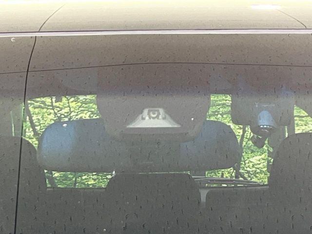 【ホンダセンシング】走行中に前方の車両等を認識し、衝突しそうな時は警報とブレーキで衝突回避と被害軽減をアシスト。より安全にドライブをお楽しみいただけます。