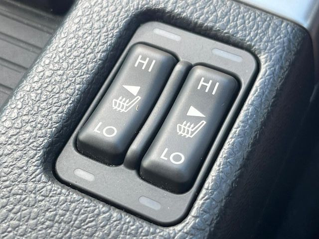 【シートヒーター】寒い日に重宝するシートヒーター!エアコンより早く温まってくれるので寒がりの人も安心ですね♪エアコンの温風は乾燥するから苦手、という方にもをおすすめです。