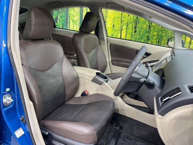 運転席シート廻りは使用感も少なく、良好な状態となっています。前オーナー様が丁寧に使っていたことがよくわかりますね。