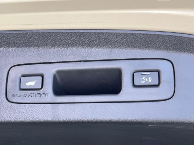 【ハンズフリーパワーバックドア】リアバンパー下部に足先を出し入れするだけでバックドアが自動で開閉♪両手が荷物でふさがっている時でもラクラク開閉操作が行えます!