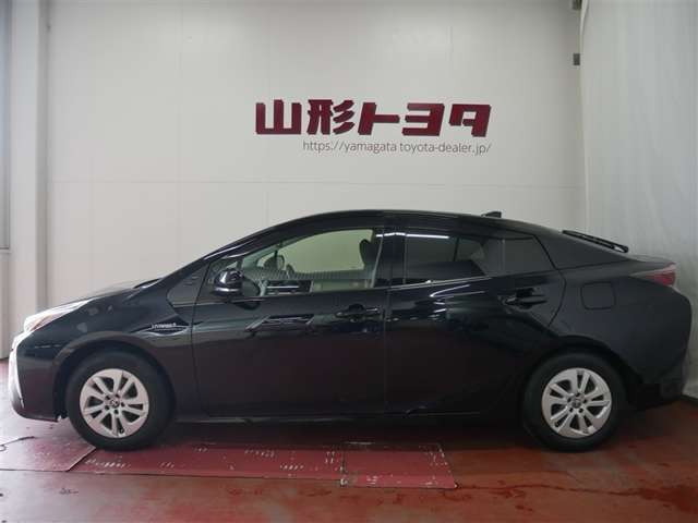 プリウス1.8 S セーフティ プラス E-Four 4WD