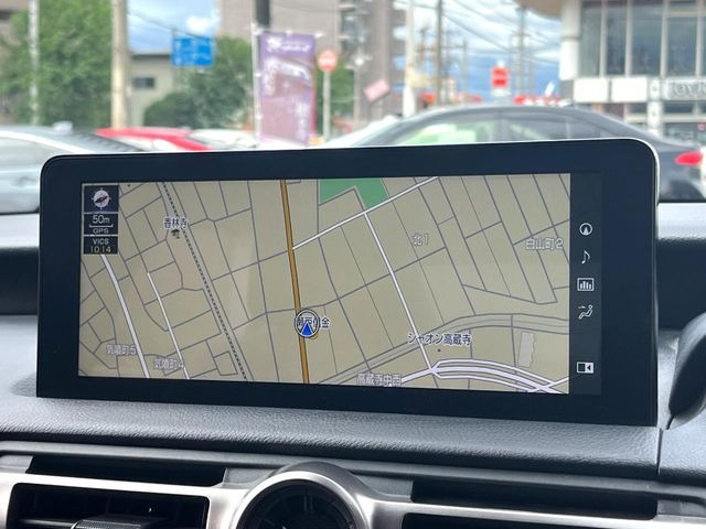【メーカー純正ナビ】インテリアに溶け込むスタイリッシュな「専用設計」メーカーナビを装備♪視認性や操作性など基本性能にも優れ、より上質なカーライフをお楽しみいただけます。