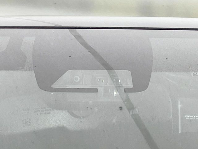 【トヨタセーフティセンス】走行中に前方の車両等を認識し、衝突しそうな時は警報とブレーキで衝突回避と被害軽減をアシスト。より安全にドライブをお楽しみいただけます。