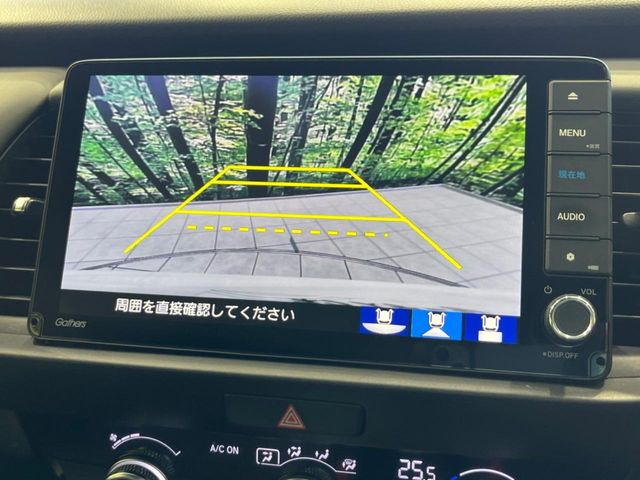 【バックカメラ】駐車時に後方がリアルタイム映像で確認できます。大型商業施設や立体駐車場での駐車時や、夜間のバック時に大活躍!運転スキルに関わらず、今や必須となった装備のひとつです!
