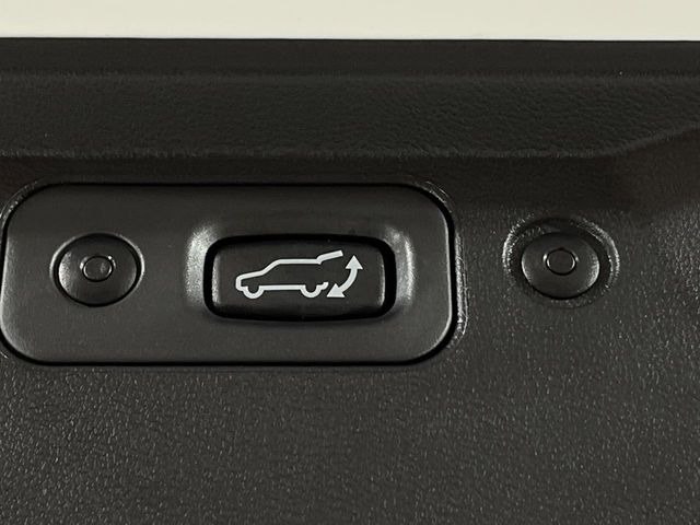 【パワーバックドア】スマートキーや運転席のボタンを押すだけでリアゲートが自動で開閉します!荷物を持っている時や、高い位置にあるバックドアを閉める際に便利な機能です♪