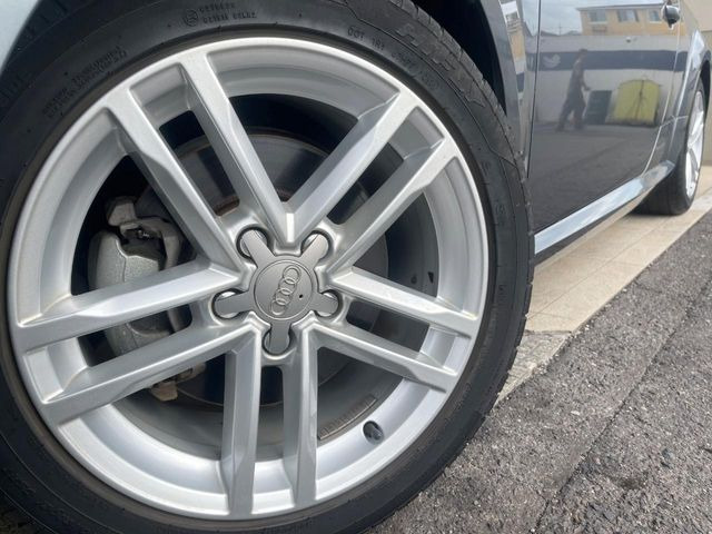 ●純正アルミホイール:輸入車ならではの卓越した走りを支えるホイールと足回りです!日本車の走りに慣れている方にもぜひ体感して頂きたいほど、高いレベルでまとまっています!