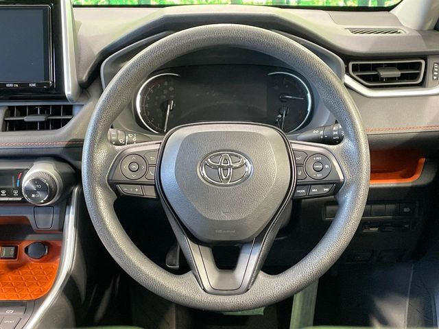 インテリアに合わせたデザインのステアリングは、運転される方のことも考え、運転しやすい形状、大きさです。是非一度、実際に触ってお確かめください。