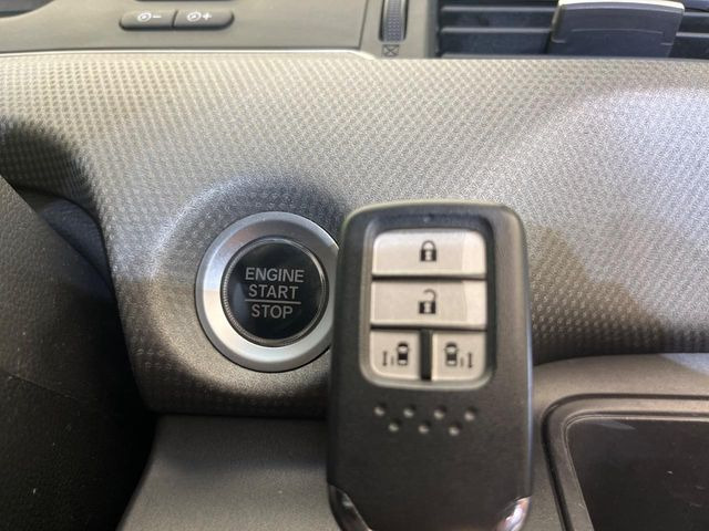 �yHonda�X�}�[�g�L�[�z�J�o����|�P�b�g�ɓ��ꂽ�܂܂ł��h�A�̎{���E�������\�ȃX�}�[�g�L�[�𑕔��B�G���W���̃I���E�I�t�����J�M�����o���K�v����������Ƃ��Ă��֗��ł���