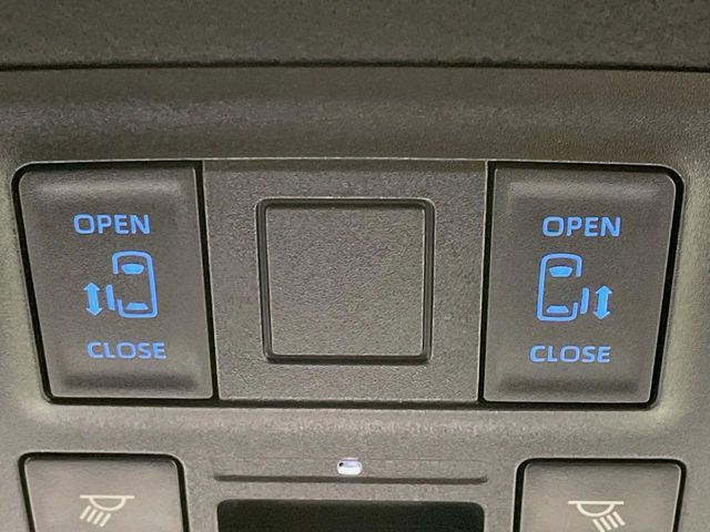 【両側パワースライドドア】スマートキーや運転席のスイッチで後席両側スライドドアの開閉が可能♪電動だから力を入れてドアを開ける必要が無く、小さなお子様でも簡単に開け閉めでき快適です♪
