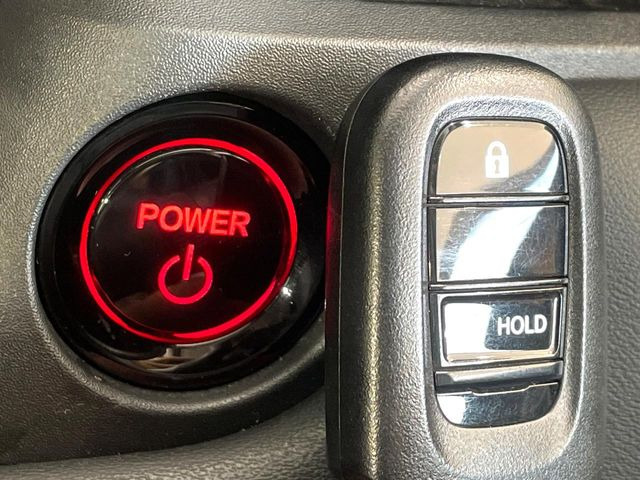 【Hondaスマートキー】カバンやポケットに入れたままでもドアの施錠・解錠が可能なスマートキーを装備。エンジンのオン・オフ時もカギを取り出す必要が無いからとっても便利です♪