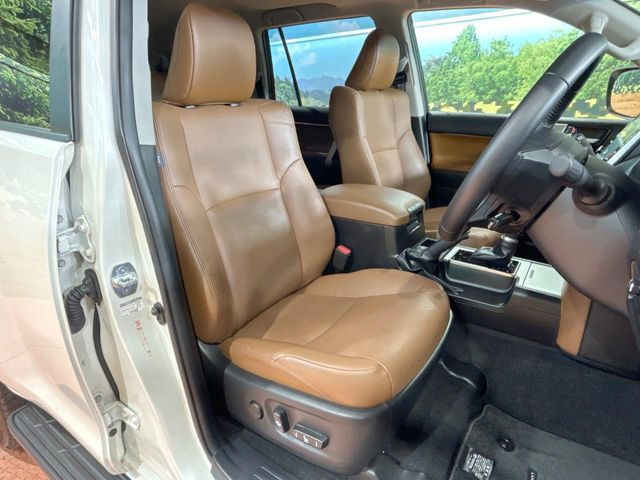 運転席シート廻りは使用感も少なく、良好な状態となっています。丁寧に使われていたことがよくわかりますね。