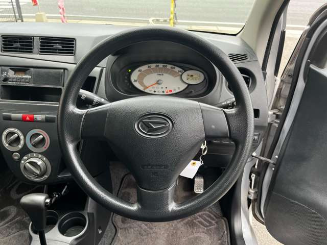 ノーマルなハンドルとなっております!握りやすく長距離運転も快適ですよ〜!
